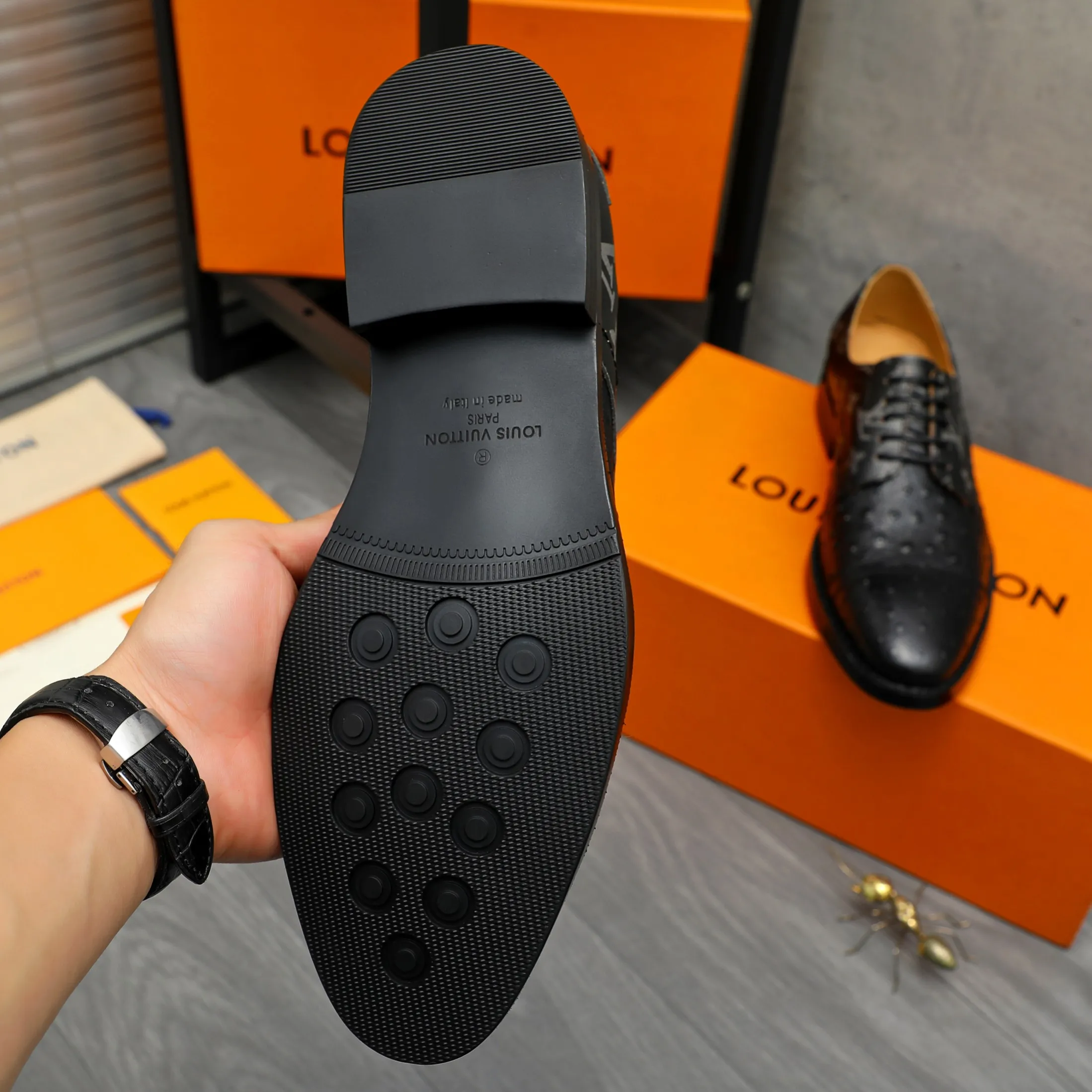 Men's shoes 💰500 Product trademark: LV "Louis Vuitton" business formal leather shoes Regular size: 39-45 (.45 customization is non-returnable) Product materials: Selected ostrich pattern cowhide upper, cowhide lining, original rubber outsole